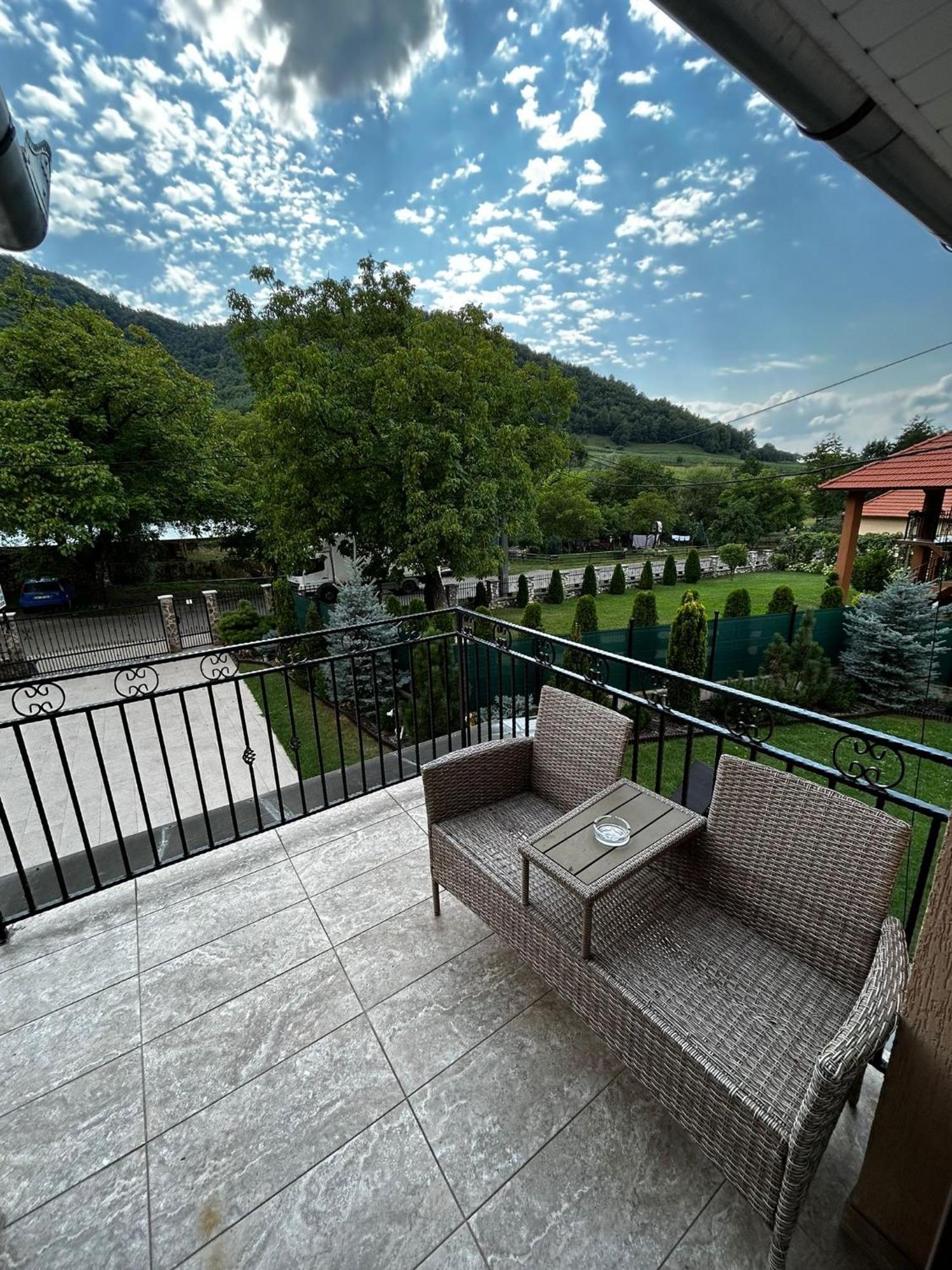 Casa Larisa Hotell Chiscau Exteriör bild